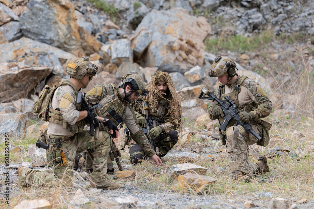 Fototapeta premium Solders having a discussion about the patrol mission