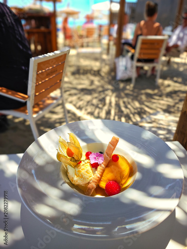 Copa de helado de mango y vainilla en un chiringuito de Fuengirola, España