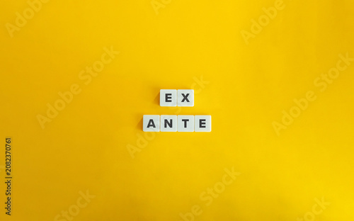 Foto Ex ante concept on yellow background for forecasting