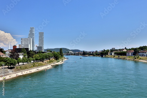 Fotografie Der Rhein in Basel an einem heißen Tag