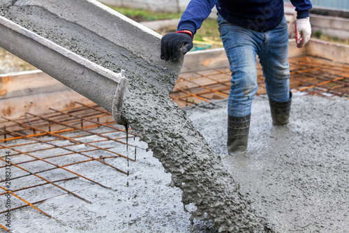 Fotografía Closeup shot of concrete casting on reinforcing metal bars of floor in industria