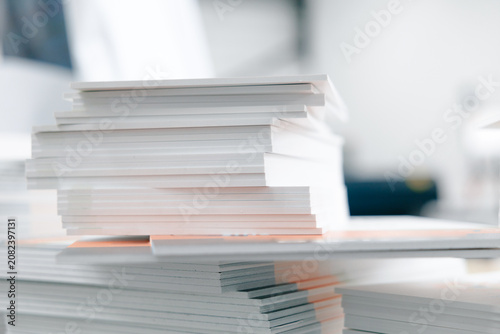 Foto Closeup stack of paper sheets on table for publishing mockup background and stat