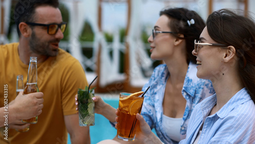 фотографія Poolside leisure with refreshing summer cocktails as friends unwind and enjoy meaningful conversations under the sun