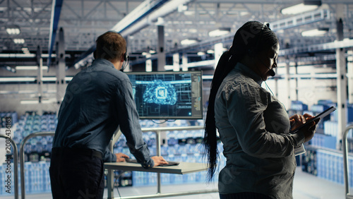 Fotografie Data center technical support specialist guides customers through setting up secure company data backups