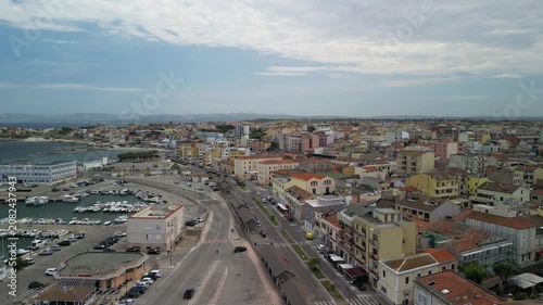 Porto Torres -Sardynia - Włochy
Miasteczko na północy wyspy jest tam port dla dużych statków. Ujęcia z drona, statki, promy, stara zabudowa, morze