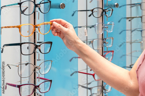 Bild auf Leinwand Woman browsing for eyeglasses