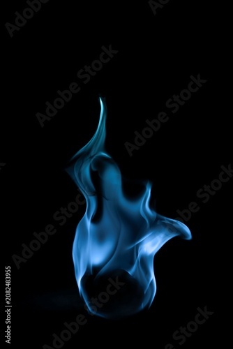 Foto Vibrant Blue Flame Dancing Against a Dark Background