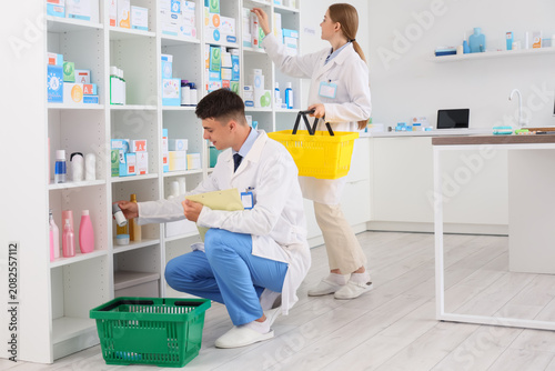 Young pharmacists packing o...