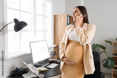 Pregnant businesswoman talk...