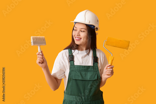 Young female painter with b...