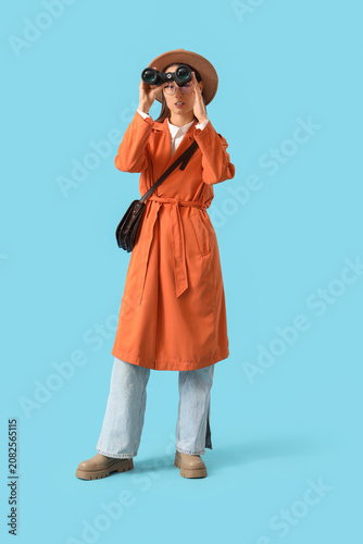 Female detective looking th...