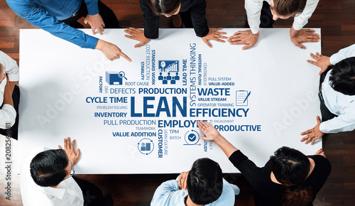 Foto A top view of a group discussing lean management principles to enhance productivity and efficiency in operations, highlighting key concepts like waste reduction and value creation