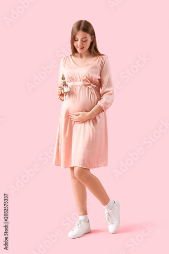 Young pregnant woman with t...