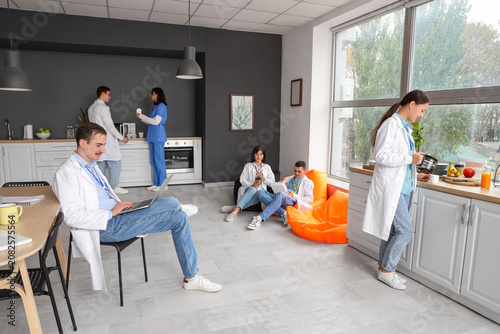 Team of doctors having brea...