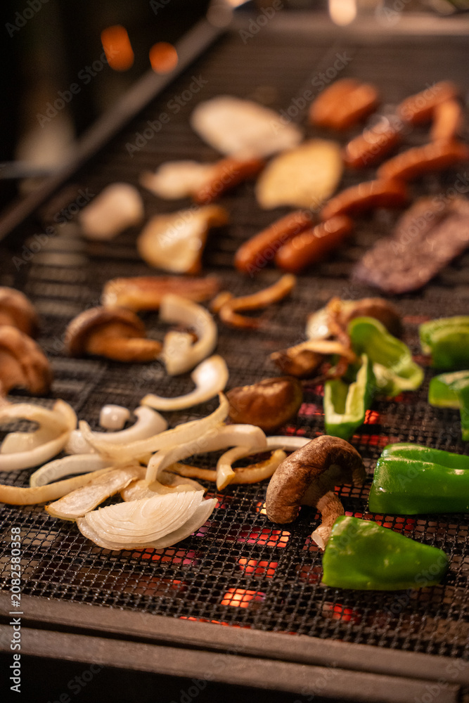 Fototapeta premium 炭火で焼く、彩り豊かなBBQ