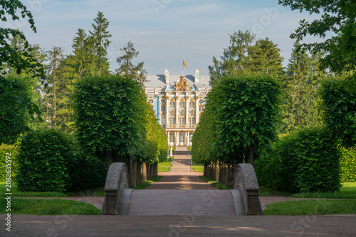 Schilderij op canvas Hermitage Alley and the Catherine Palace in the Catherine Park of Tsarskoye Selo