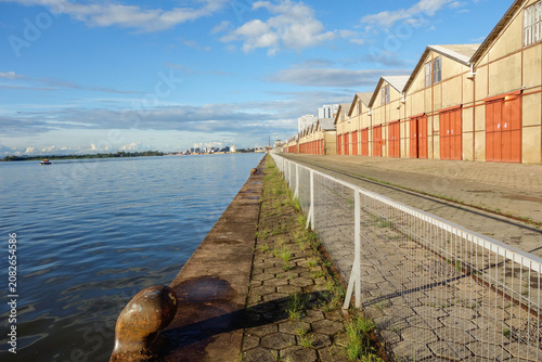 Foto Embarcadero Pier and lake Guaiba waterfront in Porto Alegre, RS, Brazil