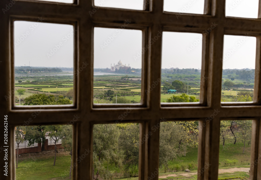 Fototapeta premium Intricate Mughal Window Architecture at agra fort
