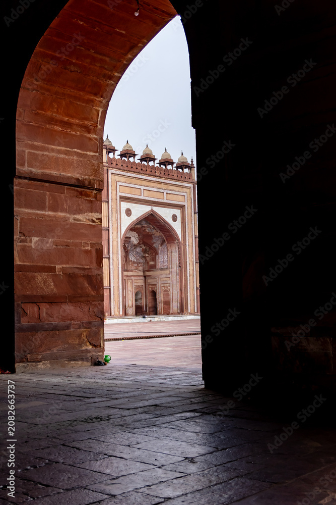 Fototapeta premium Framed Perspective Of Historic Mughal Courtyard And Grand Arched Entrance
