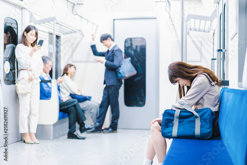 Konstfotografi 電車内で腹痛に苦しむ女子高生