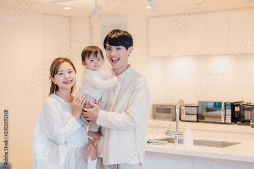 お家にいる親子の集合写真