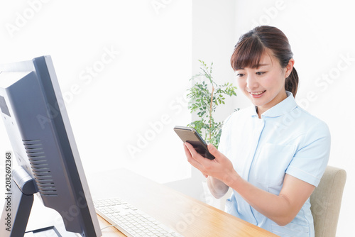 デスクワークをする看護師