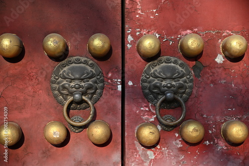 Canvas Print The crimson gate of Ming Xiaoling Mausoleum stands solemn under the spring sun, its golden nails gleaming like ancient secrets