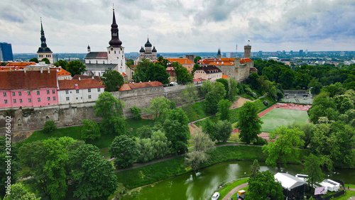 Fotografía Tallinn Old Town's medieval city walls line a green park featuring Snelli pond,