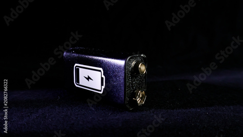 Foto Black 9V battery displaying a low power symbol on its side, highlighting energy