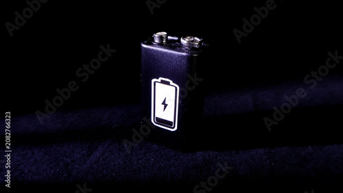 Foto Black 9V battery displaying a power symbol with a lightning bolt, illustrating t