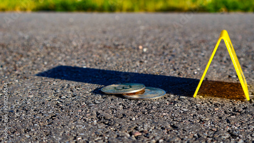 Fotografía Bitcoin coins lying on an asphalt road next to a yellow evidence marker, symboli