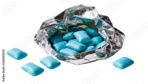 Fotografía Blue rectangular chewing gum pieces spilling from foil wrapper