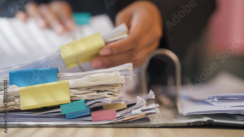 Tableau sur toile Hands sort papers stacked with colorful clips