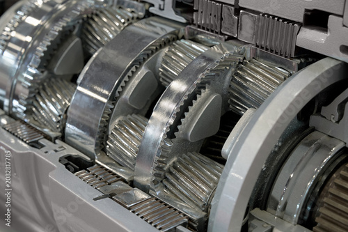 Foto Close-up of a  planetary gear set automatic transmission in section, showing the precision teeth and metallic texture during a gearbox