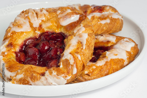 Φωτογραφία Cherry filled danish on white background