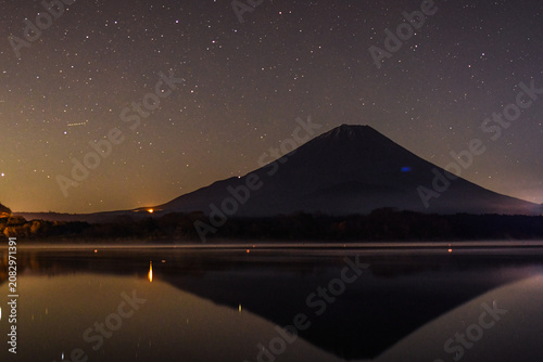 Photos 満天の星空と水面に映る逆さ富士の夜景