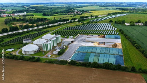 Foto Wide Aerial View Renewable Energy Park Biogas Plant Solar Farm Rural Landscape