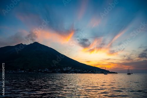 Obraz na płótnie Breathtaking sunset over the Aeolian Islands