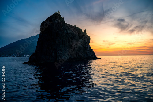 Obraz na plátne Breathtaking sunset over the Aeolian Islands