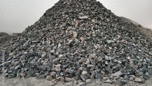 Fotografía pile of black stones, Huge Mound of Crushed Gray Stones in a Quarry