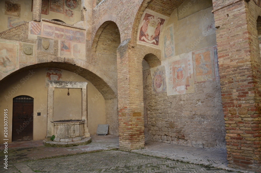 Obraz premium San Gimignano, Italy 03.04.2020: View of the inner courtyard of the Palazzo Nuovo del Podestà