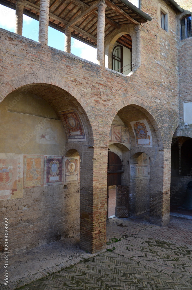Obraz premium San Gimignano, Italy 03.04.2020: View of the inner courtyard of the Palazzo Nuovo del Podestà