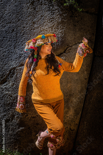 Foto Beautiful Latin woman wearing traditional inspired Andean clothing Retrato femen