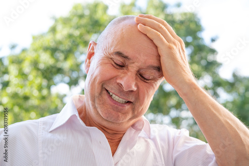 Foto Close-up senior, 65s Caucasian man, experiencing unfortunate failure, self-irony