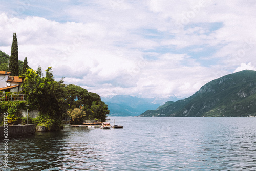 Fotografie Scenic waterfront view of Lake Como with mountains and lakeside villas in Italy