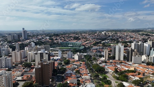 Konstfotografi Imagem aérea de Campinas, SP, mostrando a malha urbana, prédios, casas e avenidas, com destaque para o crescimento imobiliário e a organização da cidade