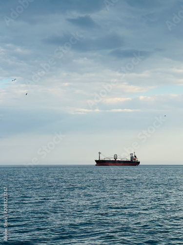 Fotografie An oil tanker off the coast of Yalta.