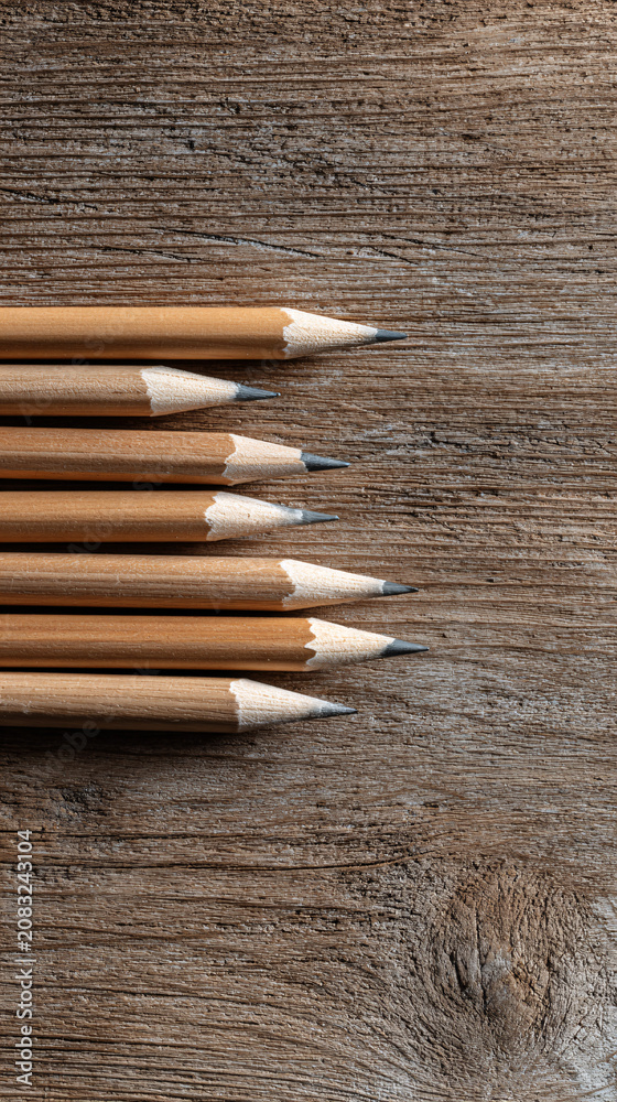 Obraz premium Wooden surface with neatly arranged white chalk sticks for writing or drawing