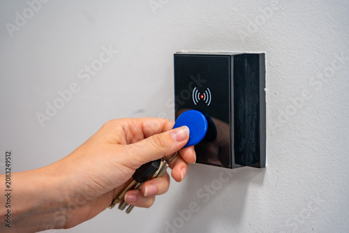 Cuadro en lienzo Person using contactless key fob on indoor access control reader