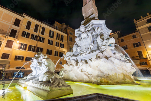 Il Pantheon di notte, edificio storico dell’antica Roma. Patrimonio dell’Unesco.